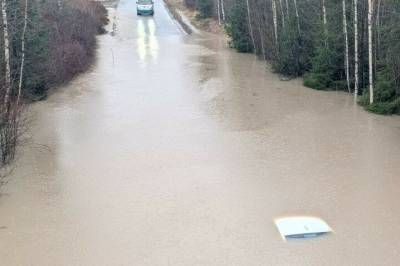 Uværet: Bil havnet under vann