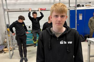 Byter ut pulten med praktisk arbeid