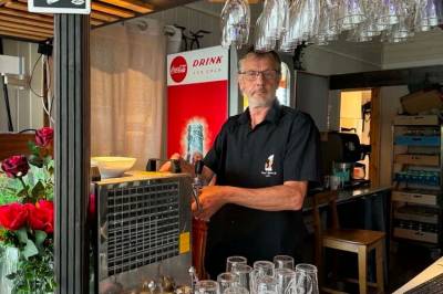 Harry (64) fortviler: For dyrt å vise VM på bygdepub