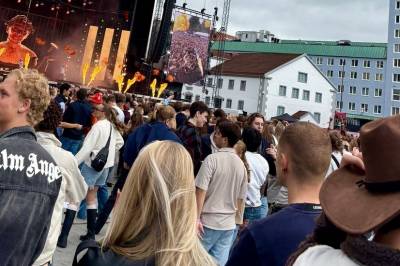 På scenen med et smell