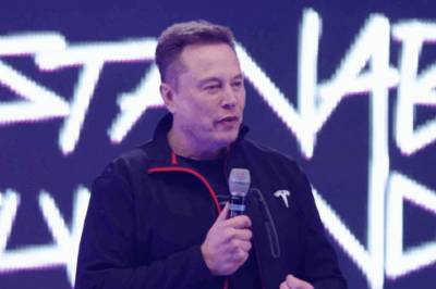 Musk lover «teksting og kjøring»