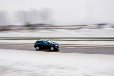 3600 kroner i bot for å røyke med barn i bilen