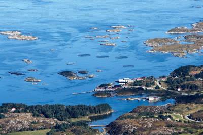 «Lakselobbyen» sett fra kysten