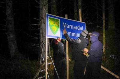 Nattlig skiltoppdrag med tre anonyme menn