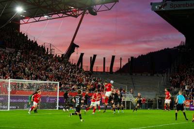 Fotballspillerne må også delta i debatten