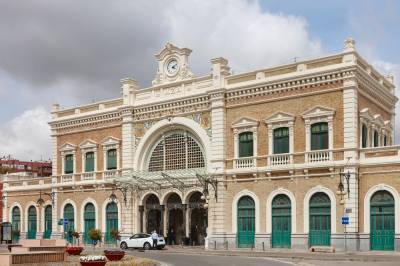 Pendlertog kolliderte med kran i det sørøstlige Spania, mindre personskader rapportert