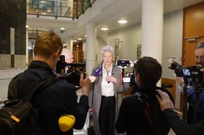 Nei, jeg mener ikke at retten skal avgjøre hva som er riktig å publisere