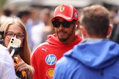 Formel 1: Hamilton-drama på trening – krasjet bilen to timer før kvalifiseringen