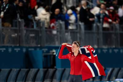 Har brukt en million på sønnens skøyte­satsing: – Vært både lekser og middag i bilen