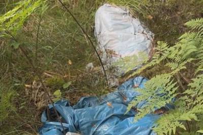 Her har søppelet i skogkanten ligget i mange måneder