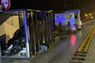 Skap blåste av varebil – måtte stanse all trafikk