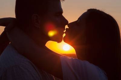 Ekspert på seksuelle signaler: Dette er de tydeligste tegnene på interesse