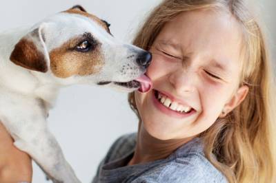 Må barn med astma kvitte seg med hunden?