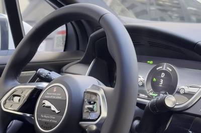 Se nøye etter. Hvem kjører denne bilen: – Jeg blir litt småfrustrert