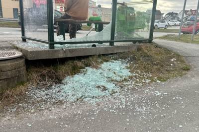 Hærverk-raid på busskur natt til fredag: – Fryktelig trist, og helt meningsløst