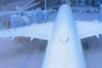 Flyet krasjer i flyplassen