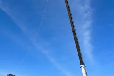 Her dundrar bilen i bakken