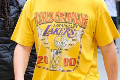 Stilkoden: Hva er greia med at alle går rundt i merch?