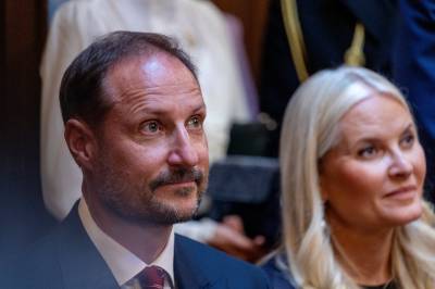 Kronprins Haakon stepper inn