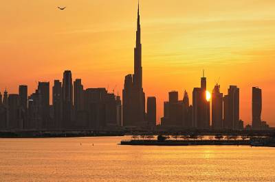 Militsen beskyldes for folkemord. Dubai tilbyr en trygg havn for lederens familie.
