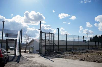 Tre ansatte i ungdomsfengsel tatt med i ambulanse etter voldsepisode