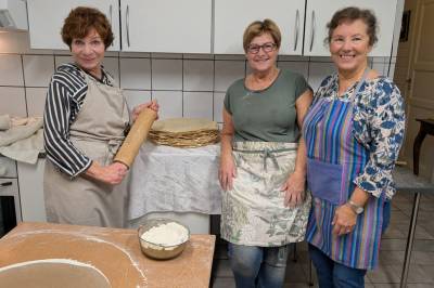 Bakar lefser til jul på gamlemåten