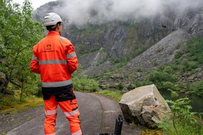 Sykkelturistar trassar rasfaren på historisk veg – ordførar vil opna på eige ansvar