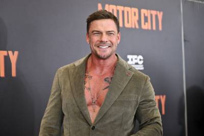 Alan Ritchson (43) er skilt etter 20 år