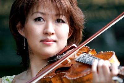 Hva kalles instrumentet, som har flere strenger enn en fiolin?