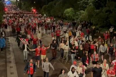 Folk strømmer til Slottsplassen etter Norges VM-exit