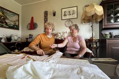 Forskeren går i lære som ærfuglvokter