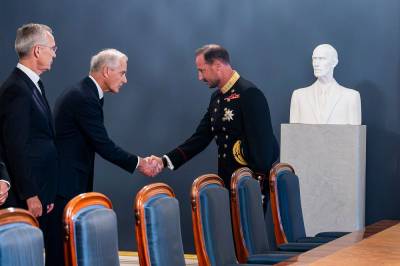 Kong Haakon tar imot statsministeren til syning av kong Harald