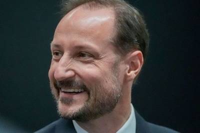 width=device-width, initial-scale=1, viewport-fit=cover