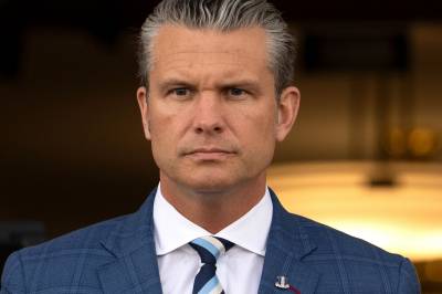 Han skal lede USA i krig. I stedet sitter han på nettet og troller.