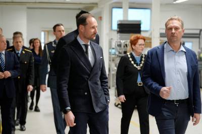 Kronprinsen på bedriftsbesøk: Taus om kronprinsessen