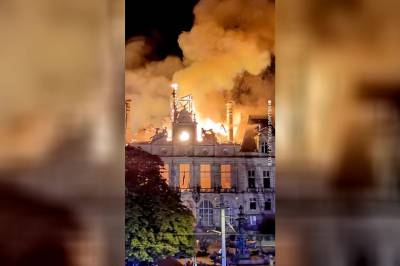 SE: Her står rådhuset i flammer