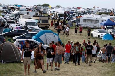 Over 20.000 strømmet til ulovlig festival i Frankrike – midt i et militært minefelt