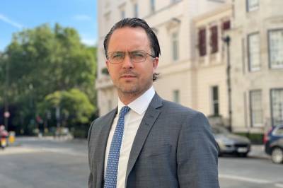 Forvalter advarer. Han anbefaler kjøp av fire aksjer, og har èn salgsanbefaling.