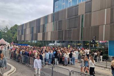 Lange køer før Tix – slik ser det ut på Bystranda nå