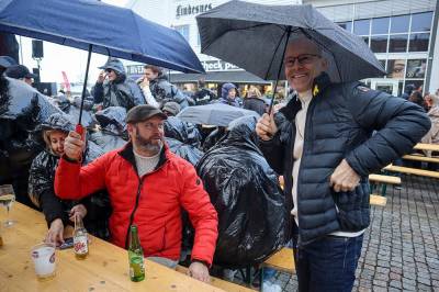 Måtte hastekjøpe paraplyer under jubileumskonsert