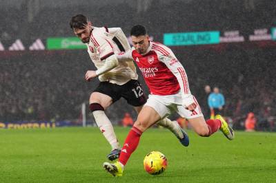 Martinelli legger seg paddeflat etter ufin dytt: – Unnskyld!