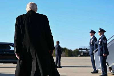 Trump truer med å bombe Iran tilbake til steinalderen.