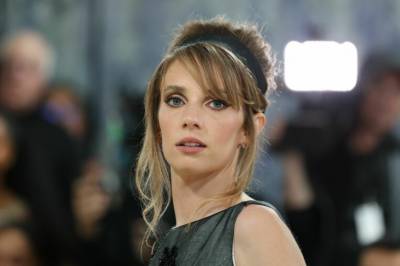 Det er én ting Maya Hawke angrer på fra bryllupet