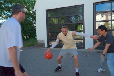 Enkel Servering i VM: Flyttedag og basketkamp