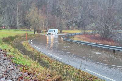Oversvømmelser og stengte veier