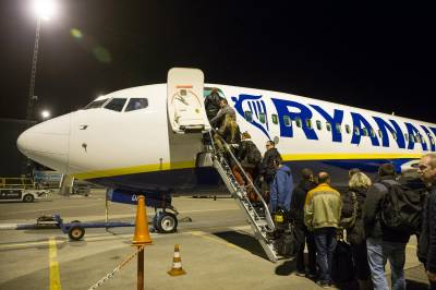 Ryanair vil stoppe flere håndbagasjejuksere – gir ansatte økt bonus