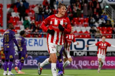 20-åringen scora hat-trick i serieopning på heimebane