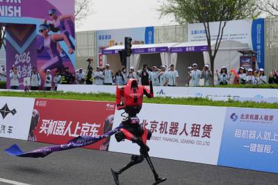 «Menneskelig» robot smadret verdensrekorden på halvmaraton i Kina – se bildene