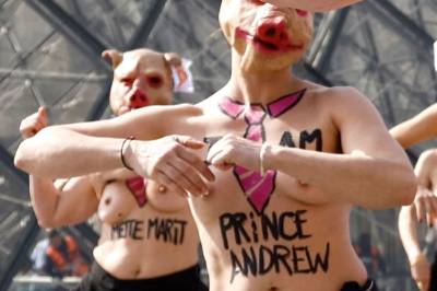 Toppløsprotest mot Mette-Marit i Paris