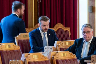 Regjeringen trosser stortingsflertallet: – Lever farlig som statsråd